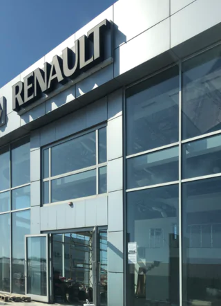 Остекление фасада и входной группы в автосалона «Renault»